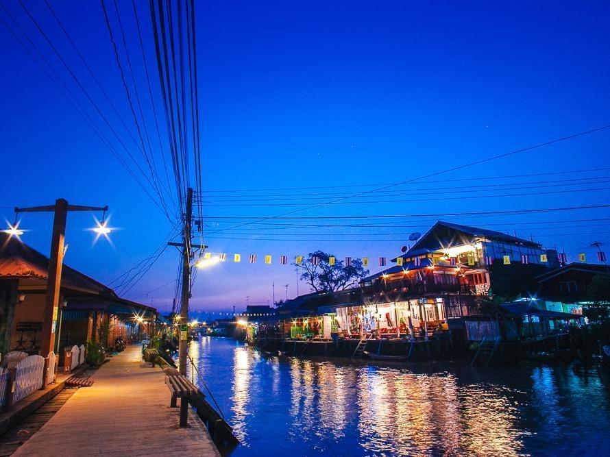 At Casa Guesthouse Amphawa Exterior foto