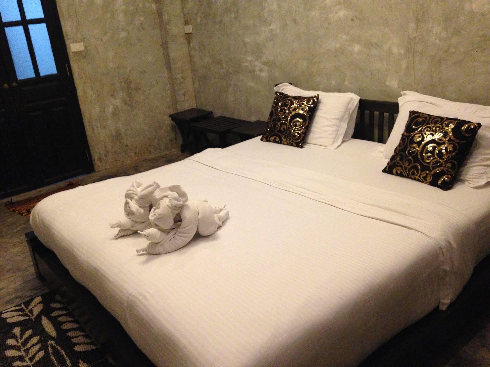 At Casa Guesthouse Amphawa Exterior foto