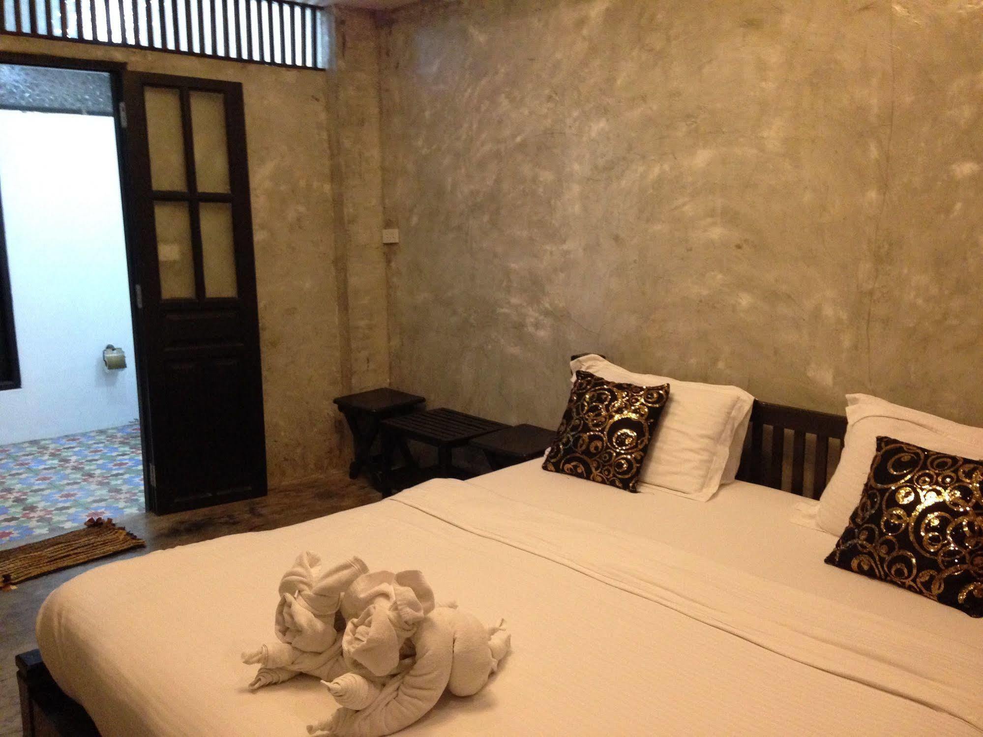 At Casa Guesthouse Amphawa Exterior foto